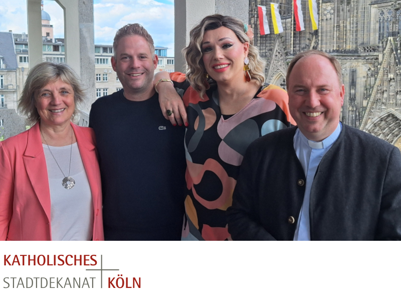 Bild: Gestalten das Programm des Stadtdekanats Köln zum ColognePride 2024 (v. re.): Kölns Stadtdechant Msgr. Robert Kleine, Dragqueen Cassy Carrington, Ken Reise (alias Julie Voyage) und Psychologin Annelie Bracke. Foto: © Thomas Gruner/Stadtdekanat Köln