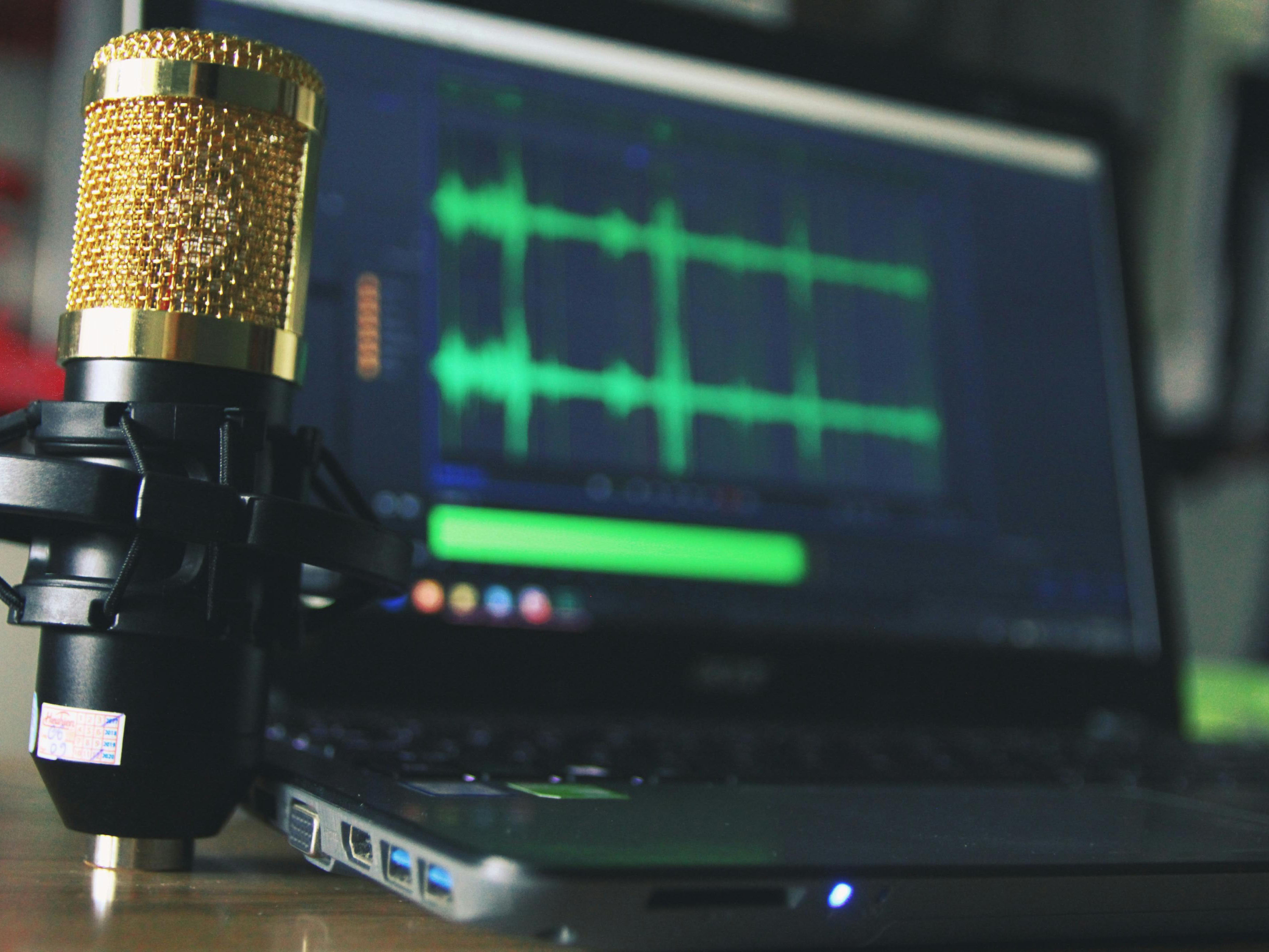 Ein Mikrofon vor einem Bildschirm: Podcastproduktion. Foto: (c) Pexels